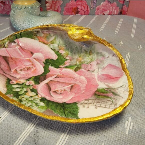 DECOUPAGE CLAM SHELL DECOUPAGE PINK ROSES 🌹 ON A CLAM SHELL TRINKET DISH - Picture 7 of 10